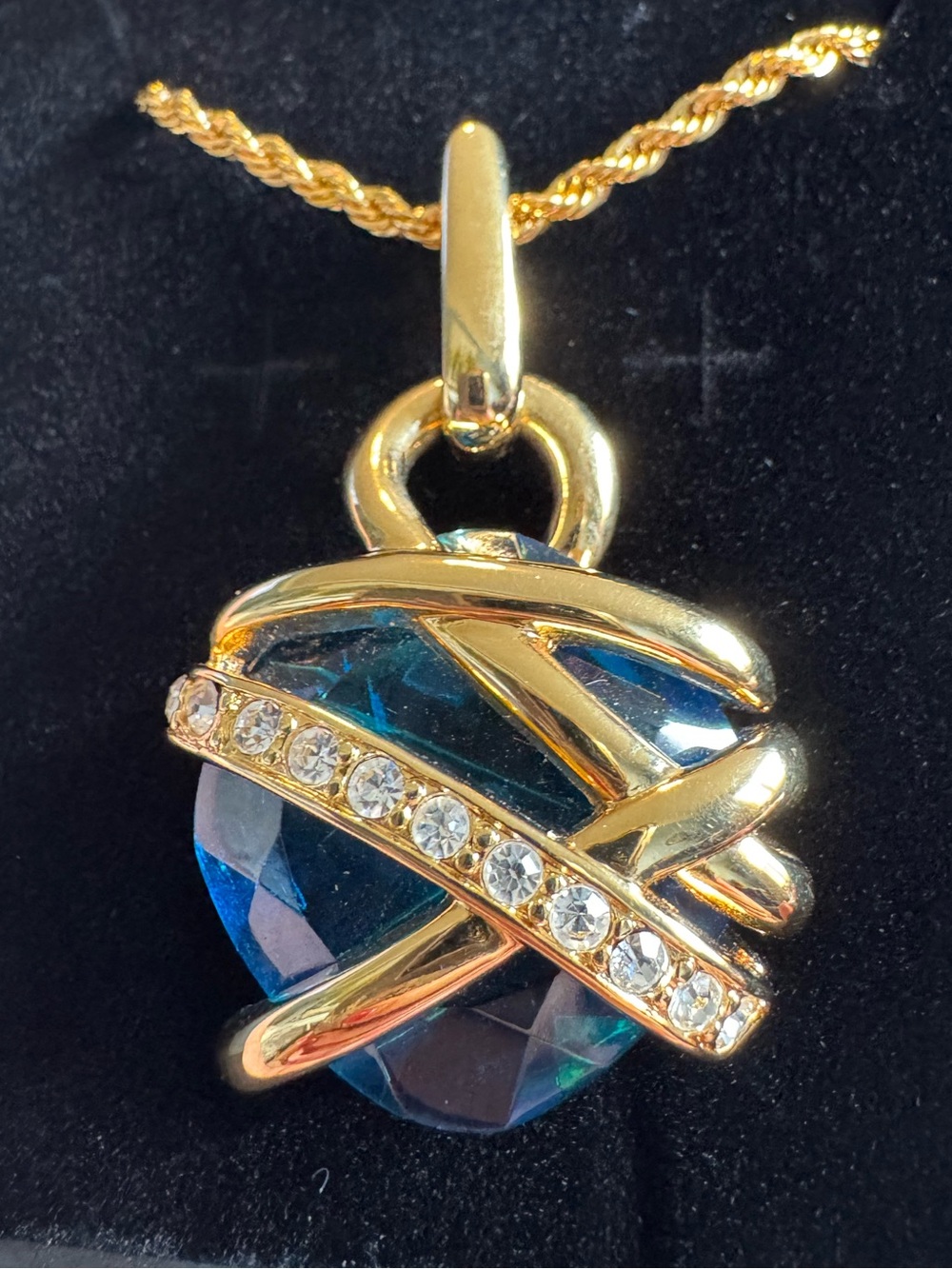 Kenneth J. Lane KJL Blue Glass Crystal Gold Tone Pendant Necklace 30”